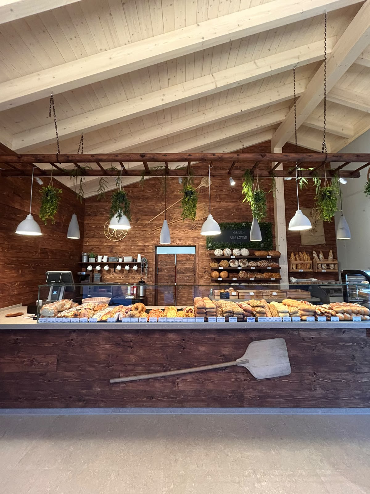 Innenansicht der Bäckerei mit Sitzplätzen