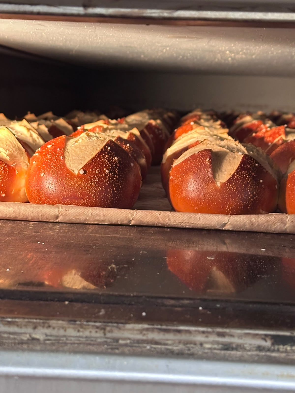 Frisch gebackene Laugenbrötchen