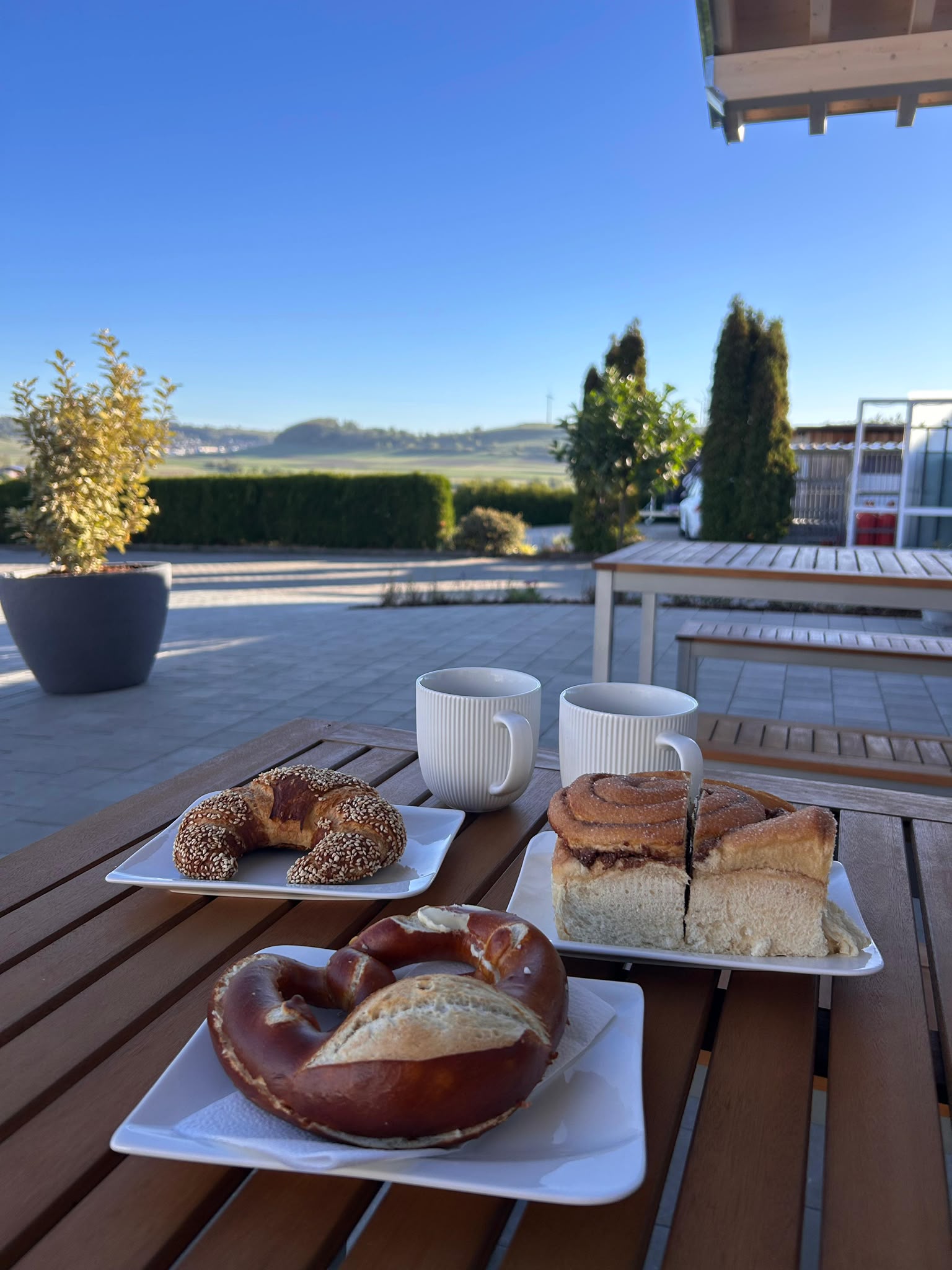 Sitzbereich draußen mit Kaffee und Gebäck